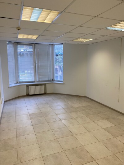 Продаж офісу в центрі, з орендарями. Червона лінія, 2 входа. Вікна на червону лінію. 1 і 2 поверх.