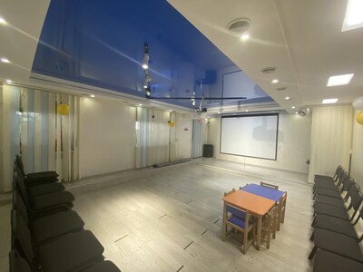 Продам Магазинпослуги на Червоній лінії з окремим входом. Район медучилища на Богдана хмельницьког