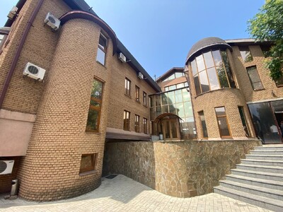 Оренда будівлі в центрі міста зі своїм двором. 3 поверха + цоколь (використовується як бомбосховище)