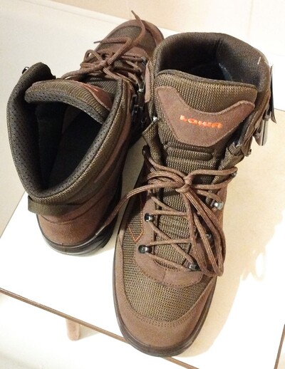 Берцы Lowa р. 45 новые продам 