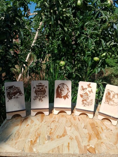 Дерев\'яна підставка для телефону з фанери 6 мм.