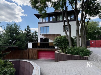 Продається унікальна дворівнева квартира з власним двором у ЖК «Кіпарисний» (закритий комплекс).