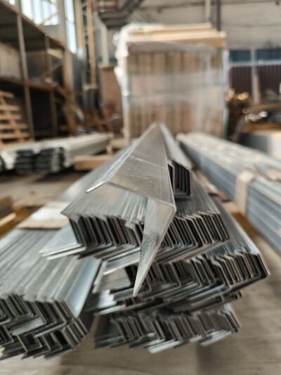 L-подібний профіль,тощиною металу від 0,7 до 1,5 мм 54 грн.