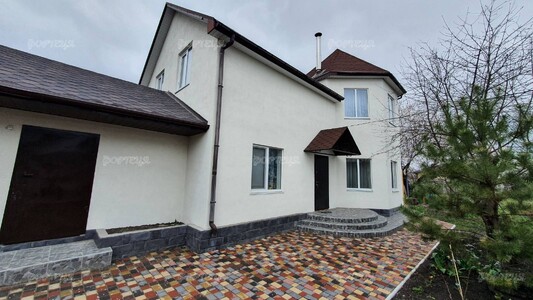 Продаж сучасного будинку, асфальтований підїзд