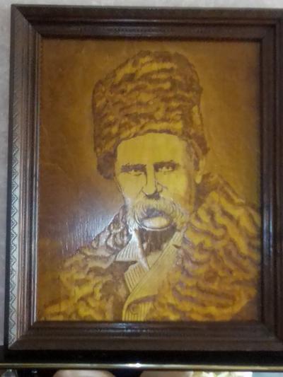 Портрет Т.Г. Шевченко выжженный на дереве. Старый.