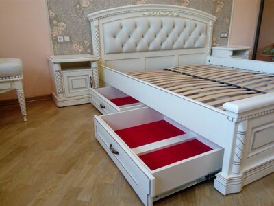 Двохспальне дерев"яне ліжко. Меблі для спальні