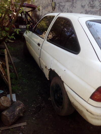 форд ескорт на повному ходу з ручним керуванням для коротких поїздок