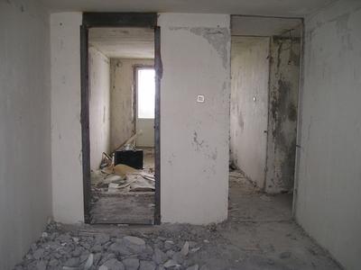 Демонтаж стен, перегородок, сантехнических кабин из бетона, кирпича