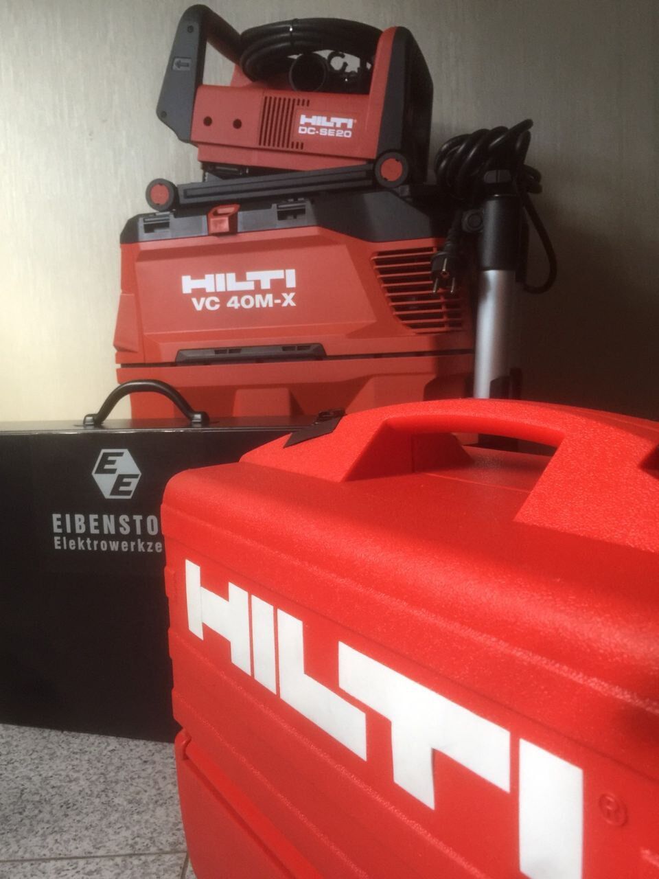 Штробление под электрику без пыли с пылесосом (штробы) Hilti Харьков.  Строительство дома под ключ. Цена на монтаж кровли. Утепление фасада,  Харьков на aviso.ua