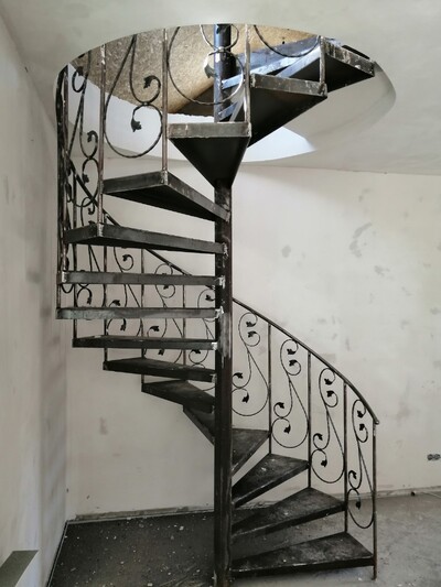 Сходи гвинтові та простого маршу. Вуличні та внутрішні. З поручнями та майданчиками. Під ключ.