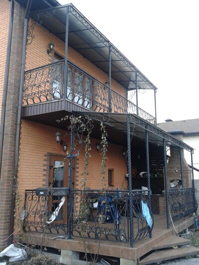 Огородження, перила, огорожі, паркани зварені та ковані з металу.