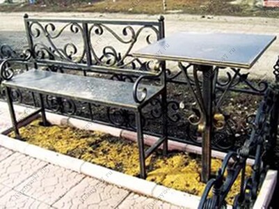 Зварені та ковані огорожі, хрести, столи, лавки на цвинтарі.
