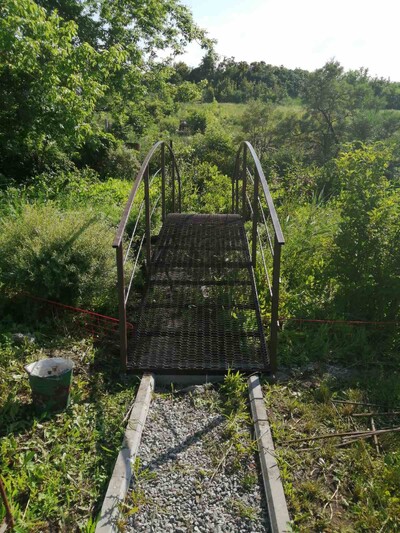 Металеві мости, містки, понтони, майданчики, огорожі для води.