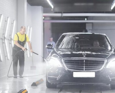 На автомойку требуются  автомойщики парни и девушки. ЗП – выход + 35% от кассы.