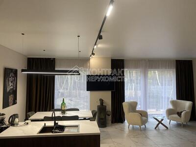 Шикарний котедж возле леса