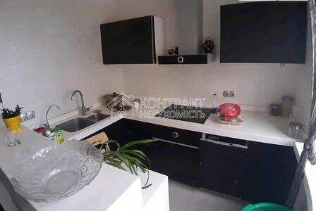 Продаю 3к квартиру 67 кв. м, метро Героїв праці в районі