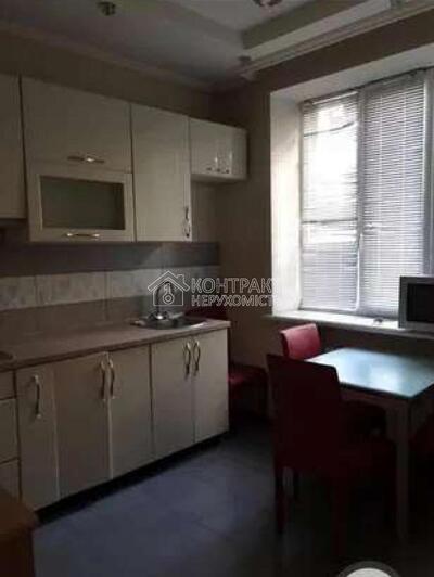 Продаж квартири вул. Євгена Котляра, сталінка