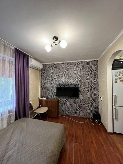 Продам ізольовану гостинку біля метро Палац Спорту