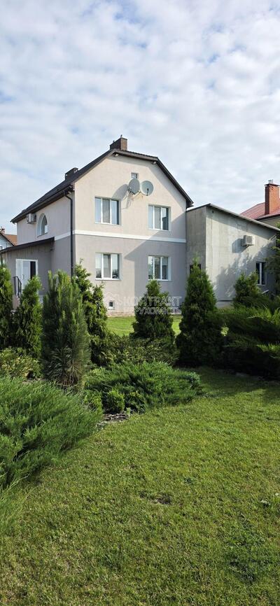 Продається будинок з господарськими спорудами Рогань