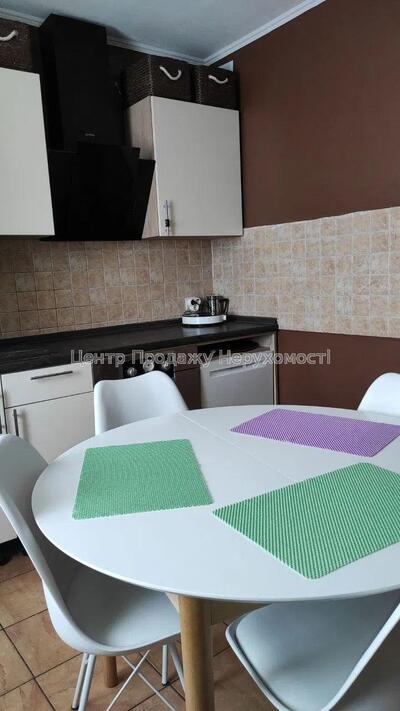 R8 Продам 4к. квартиру з євроремонтом поруч зі ст.метро Спортивна