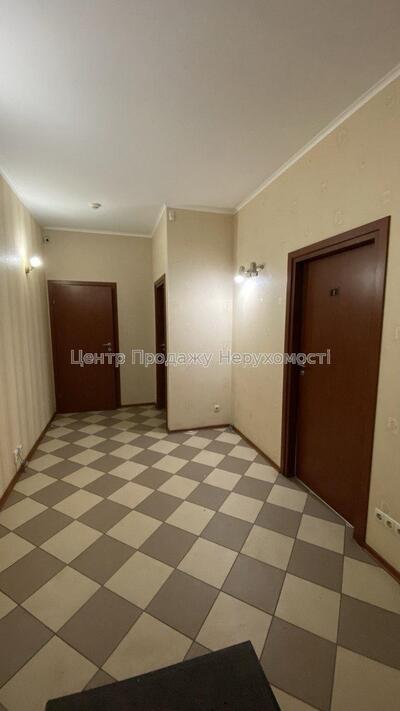 Продам приміщення біля метро Південний вокзал.