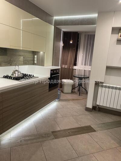 R8 Продам 2 к квартиру з євроремонтом біля с/м Таврія-В