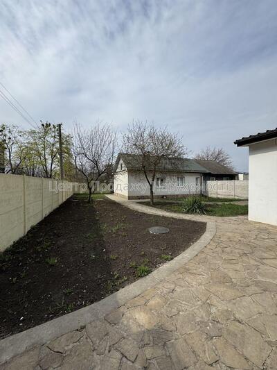 Частина будинку з ремонтом біля метро