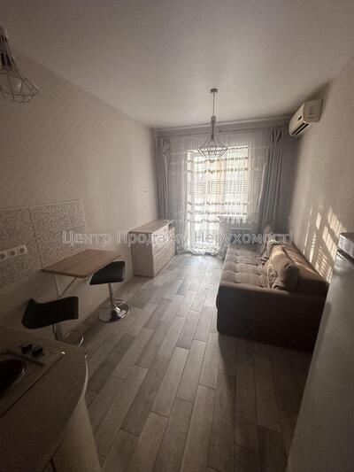 Продам гостинку з сучасним ремонтом біля метро Захісників України