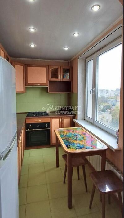 Продається 3-кімнатна квартира  М. Захисників України
