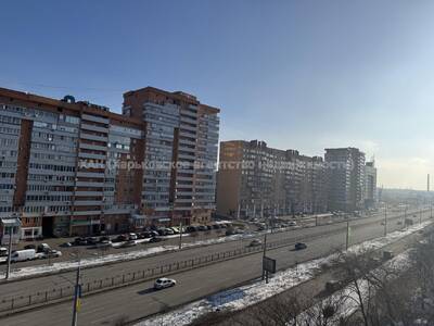 Продам 3к квартиру, рядом две станции метро