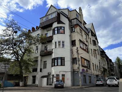 Продам 3 кімнатну квартиру в центрі унікального планування!