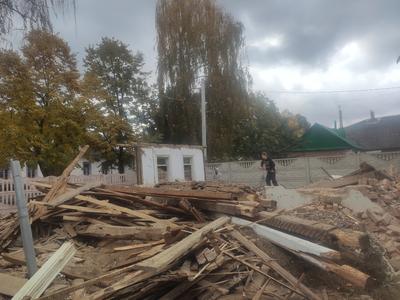 Демонтаж старих будівель старих будинків стін підлог дахів знесення злам вивіз сміття