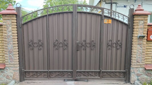 Виготовлення воріт металевих, парканів,  навісів, дверей та інших металевих конструкцій.