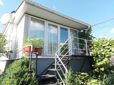 ПРОДАЮ ЧАСТИНУ БУДИНКУ В ЦЕНТРІ МІСТА НА БЕРЕЗІ РІЧКИ З УСІМА ВИГОДАМИ