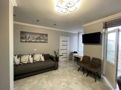 2 кімнатна з ремонтом Новобудова Середній поверх