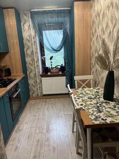 3 кімнатна квартира з косметичним ремонтом