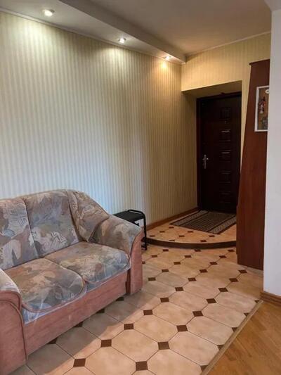 Продаж 4 кімнатна на середньому поверсі