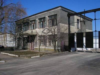 Продаж. Фасадна ділянка 18соток, з фасадним приміщенням 296м2, жд колія.Власник