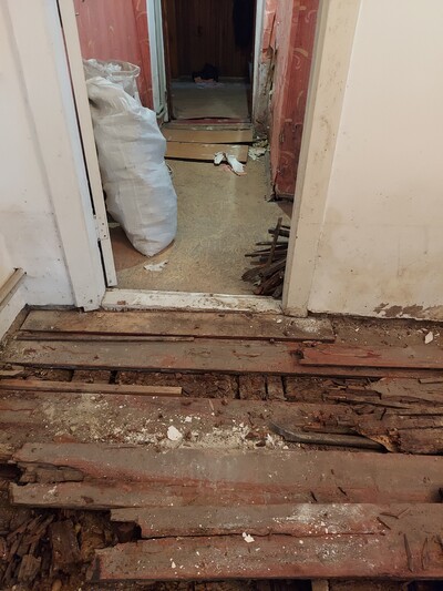 Демонтажні  роботи :вибивання стін,підлоги.