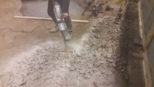 Вибивання стін,збиття штукатурки,плитки.Зняття бетонної стяжки,дерев"яної підлоги.Демонтаж покрівлі.