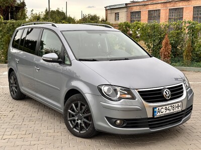 Продається Volkswagen Touran 2010 року, мінівен, 7 місць, дизель, чудовий стан.