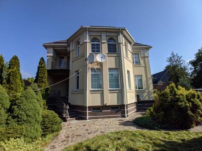 Домоволодіння розташоване в центрі Черкас, затишний провулок.