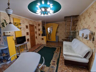 Будинок з закритим двором. Розташований навпроти ТРЦ \