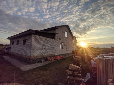 Будинок розташований в районі новобудов "Поле чудес" недалеко від Черкаської об"їзної дороги.