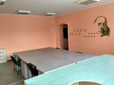 Здание расположено в районе с максимальным транспортным и пешеходным потоком.