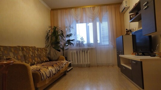 Продам велику 3-ну квартиру на 8-му поверсі, район Митниця-Річпорт, біля Дніпра.