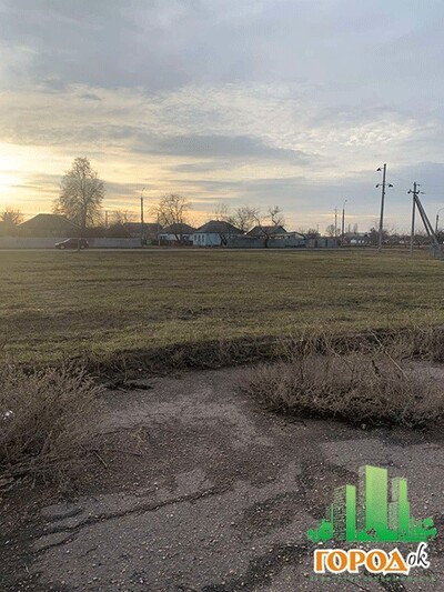 Земельна ділянка з нежитловою будівлею