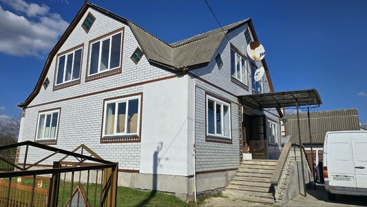 Ну просто найпросторіший будинок для великої родини