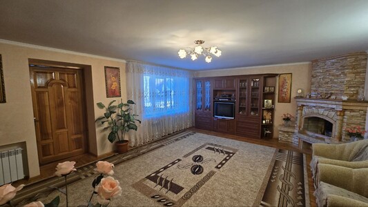 Комфортний та затишний будинок у передмісті Черкас.