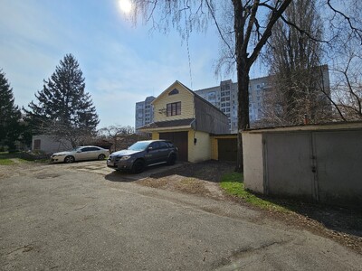 Компактний будинок-гараж в р-ні площі 700-річчя